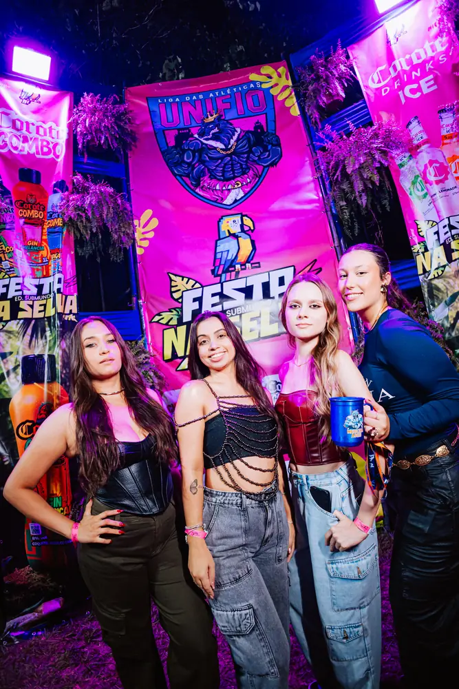 Amigas no painel da festa