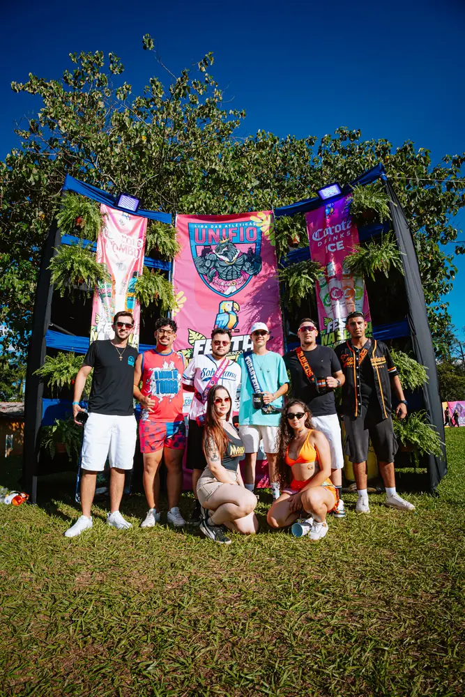 Galera reunida em frente ao painel da Liga